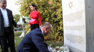 Prime Minister of the Republic of Kosovo placed flowers on memorial for Jews who perished during the Holocaust
